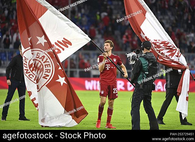 Thomas MUELLER (MULLER, FC Bayern Munich) waves the flag AGAIN DAHOAM in the direction of the fans, soccer fans.final jubilation soccer 1st Bundesliga season...