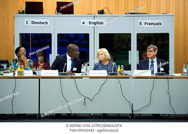 German Research and Science Minister Johanna Wanka (2nd R, CDU) sits together with Ghana's Minhister for Environment, Mahama Ayariga (2nd L)