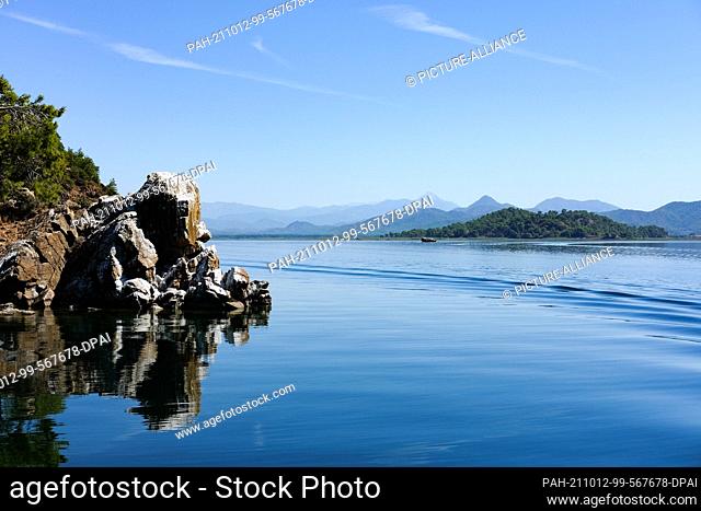 26 September 2021, Turkey, Köycegiz: Lake Köyce·iz in the southwest of Turkey. It has a water surface of 52 square kilometers