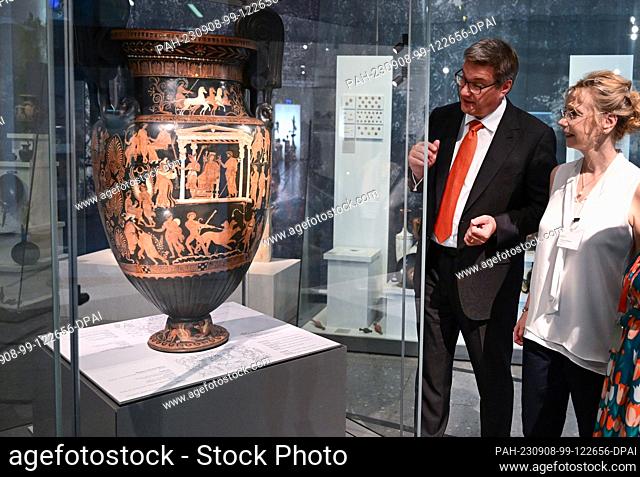 08 September 2023, Baden-Württemberg, Karlsruhe: A restored monumental magnificent vase with depictions of the underworld is on display at the Badisches...