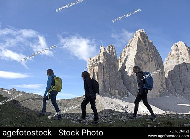 trois randonneuses marchant au pied des Tre Cime di Lavaredo (Trois Cimes de Lavaredo), Parc naturel des Tre Cime (Drei Zinnen), Dobbiaco
