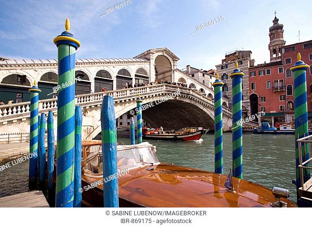 Boat in front of the Rialto Bridge, Venice, Veneto, Italy, Europe