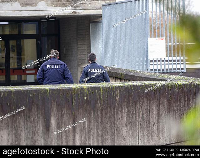 30 November 2023, North Rhine-Westphalia, Cologne: Police officers are on duty outside a school in Cologne Müngersdorf. A tip-off about an armed 12-year-old...