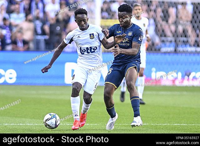 Anderlecht's Marco Kana and Union's Lazare Amani fight for the ball during a soccer match between RSC Anderlecht and Royale Union Saint-Gilloise