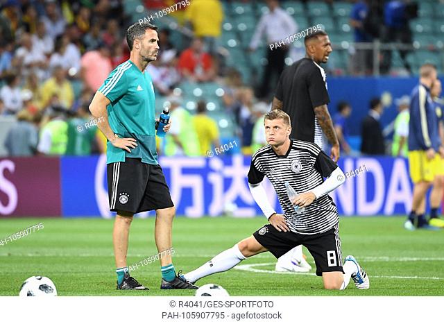 Shad Forsythe (DFB fitness coach / fitness coach), Toni Kroos (Germany), (from left). GES / Football / World Championship 2018 Russia: Germany - Sweden, 23