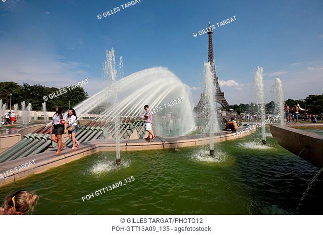 France, Region Ile de France, Paris 16e arrondissement, jardins du Trocadero, bassins et fontaine, baigneurs, canicule, Photo Gilles Targat