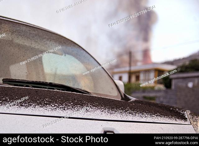 20 September 2021, Spain, La Mancha: A car in La Mancha is covered with volcanic ash during an eruption. The eruption had announced itself in recent days by...