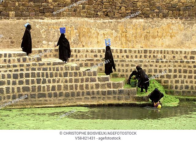WOMEN LOOKING FOR WATER, SHAHARA WATER TANK, YEMEN
