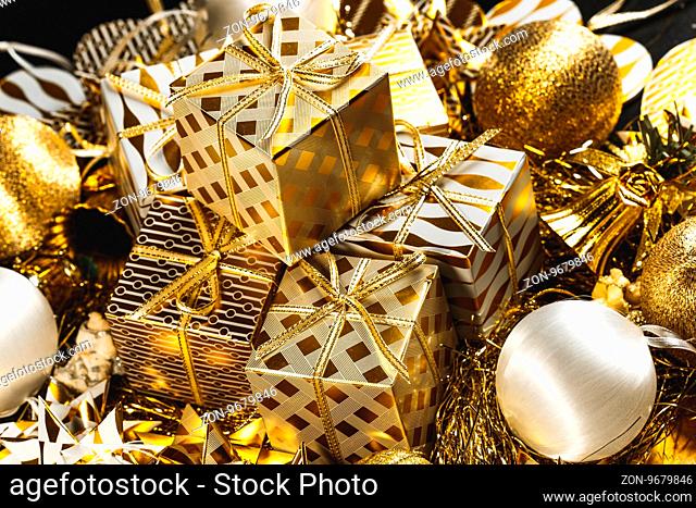 Decorated Golden Christmas Gifts Box Presents with Gold and White Ribbon, Many Christmas Presents Boxes With Twine And Decorations On A Table
