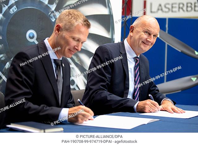 08 July 2019, Brandenburg, Cottbus: Dietmar Woidke (SPD, r), Minister President of Brandenburg, and Dirk Geisinger, CEO of Rolls-Royce Germany