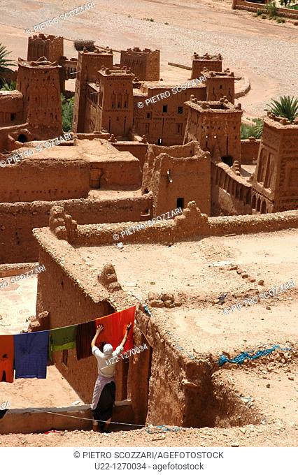 Ait Ben Haddou (Morocco): a woman drying the laundry in the old kasbah
