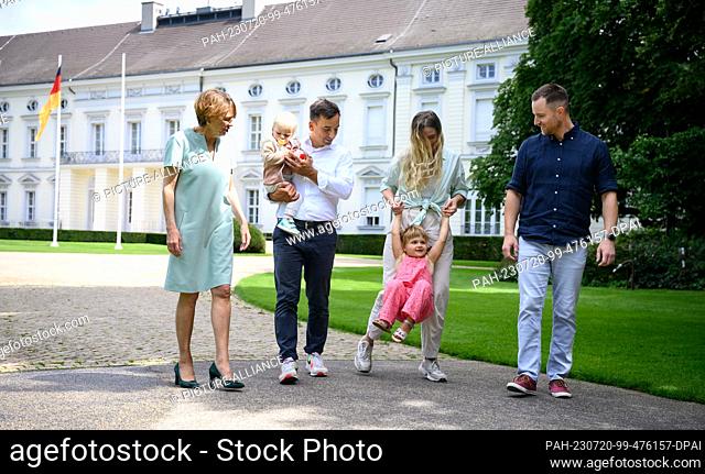 20 July 2023, Berlin: Elke Büdenbender (l-r), wife of German President Steinmeier, Marc Rogotzki with daughter Romy, Anne Rogotzki with daughter Annabel and...