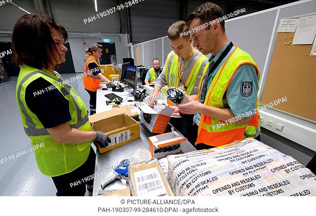 07 March 2019, Saxony, Schkeuditz: Customs officers inspect shipments at the location of the logistics provider DHL at Leipzig-Halle Airport