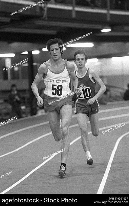 Ingo SENSBURG, Germany, athletics, 3000m run, action, right: Peter WEIGT, at the indoor DM 1975 in Stuttgart, German championship, 02/21/1975