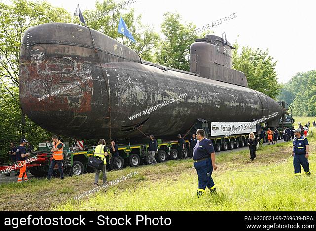 dpatop - 21 May 2023, Rhineland-Palatinate, Speyer: A 48-meter-long U17 submarine is being transported by road from trucks to the Speyer Museum of Technology