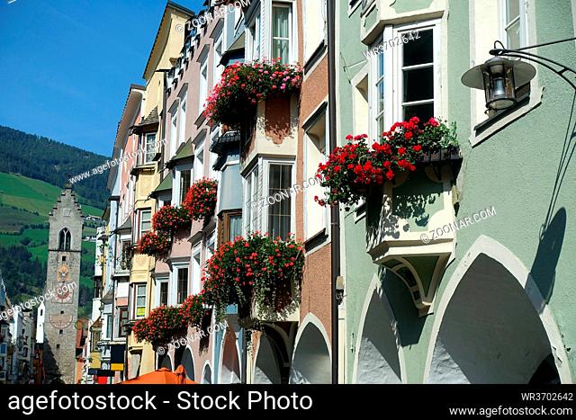 Bürgerhäuser in der historischen Neustadt von Sterzing, im Hintergrund der Zwölferturm, Südtirol, Italien