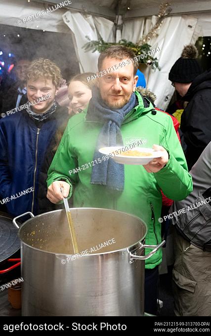 15 December 2023, Saxony, Görlitz: Michael Kretschmer (CDU), Minister-President of Saxony, is handing out food as part of the ""17 days! 17 meals! 17 o'clock""...