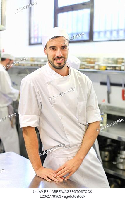 Chef, Cook in cooking school, Cuisine School, Donostia, San Sebastian, Gipuzkoa, Basque Country, Spain, Europe