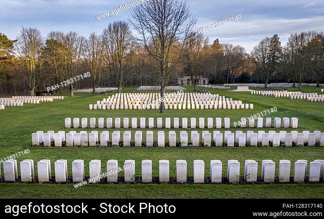 Blick auf den an der Berliner Heerstraße gelegenen Britischen Soldatenfriedhof mit ueber dreieinhalbtausend Toten aus den Commonwealth-Staaten