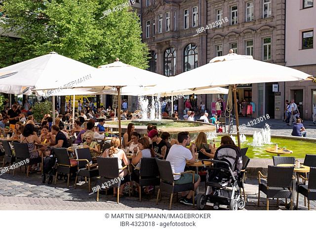 Cafe am Ludwigsplatz with Knöpflesbrunnen, Lorenzer Altstadt, Nuremberg, Middle Franconia, Franconia, Bavaria, Germany