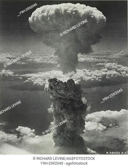 Nagasaki, Japan under atomic bomb attack August 9, 1945. Atomic bomb mushroom cloud over Nagasaki. Credit: Library of Congress/United States
