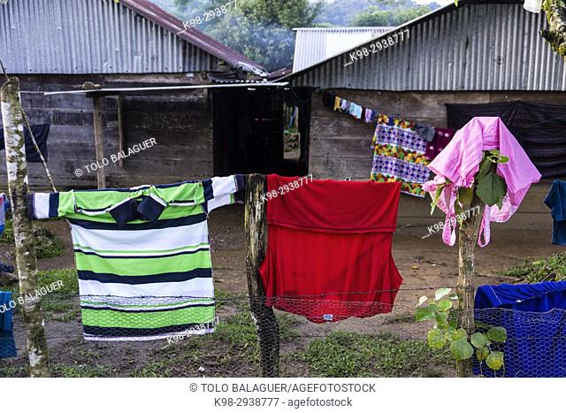 ropa secandose, Lancetillo, La Parroquia, zona Reyna, Quiche, Guatemala, Central America
