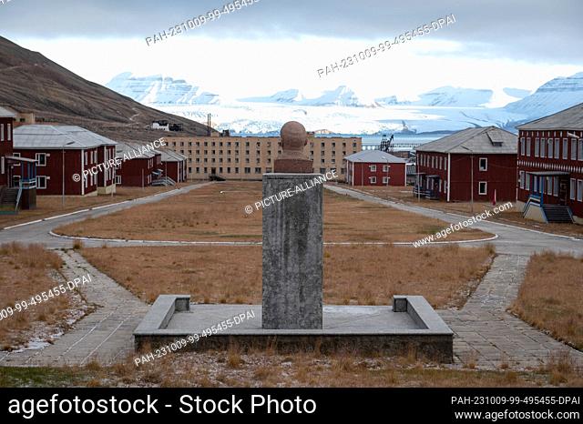 27 September 2023, Norway, Pyramiden: The bust of the Soviet revolutionary Lenin on the boulevard in the abandoned Soviet-Russian mining settlement in front of...