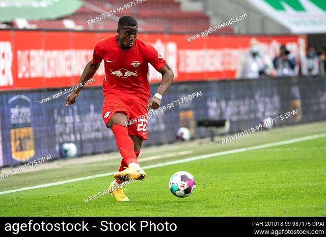 17 October 2020, Bavaria, Augsburg: Football: Bundesliga, FC Augsburg - RB Leipzig, 4th matchday in the WWK-Arena. Nordi Mukiele from Leipzig plays the ball
