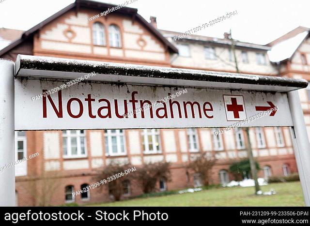 PRODUCTION - 08 December 2023, Brandenburg, Neuruppin: A sign with the words Emergency Department can be seen on the grounds of the Ruppin-Brandenburg...