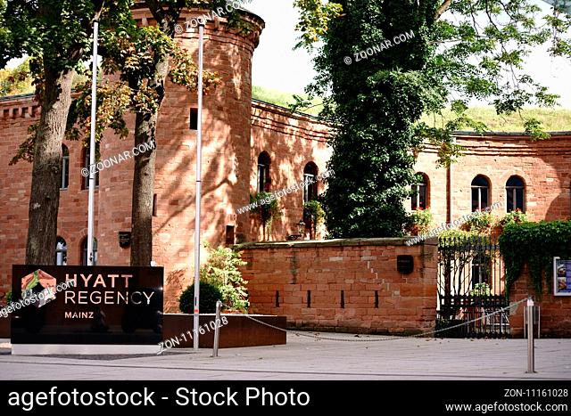 Mainz, Deutschland - August 21, 2017: Das Eingangsschild des Hotels Hyatt Regency vor dem historischen Gebäude Fort Malakoff am 21