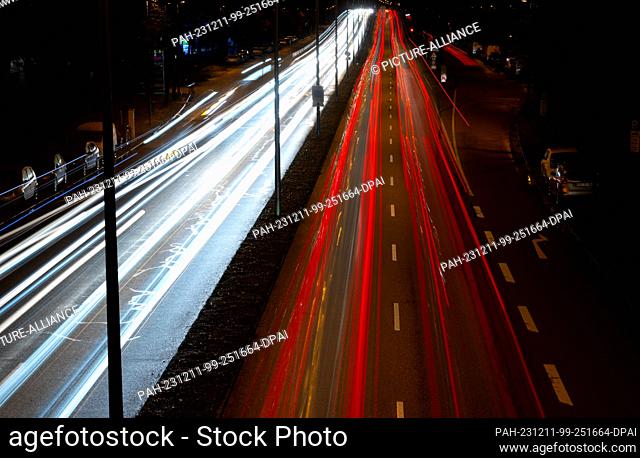 11 December 2023, Bavaria, Munich: In the early morning rush hour, numerous cars drive along the middle ring road, the Bundesstraße 2 R
