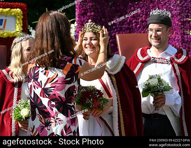 03 September 2023, Lower Saxony, Wiesmoor: The new blossom queen is crowned. Leonie Landherr calls herself Calendula I. At the traditional blossom festival