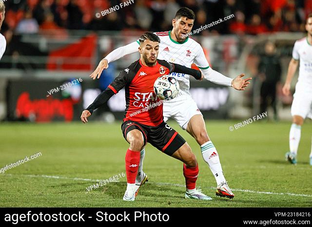 Seraing's Georges Mikautadze and OHL's Cenk Ozkacar fight for the ball during a soccer match between RFC Seraing and OH Leuven