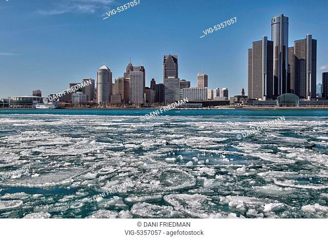 Chunks of ice floating along the Detroit River with the skyline of downtown Detroit, Michigan, USA in the background. - DETROIT, MICHIGAN, USA, 17/03/2015