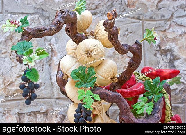 Stilleben mit Gemüse - Blickfang an der Eingangstüre eines Gemüse und Früchteladens