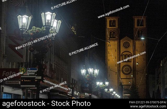21 December 2023, Bavaria, Würzburg: Streetlights with LED technology light up the city center of Würzburg at night. In December 2022