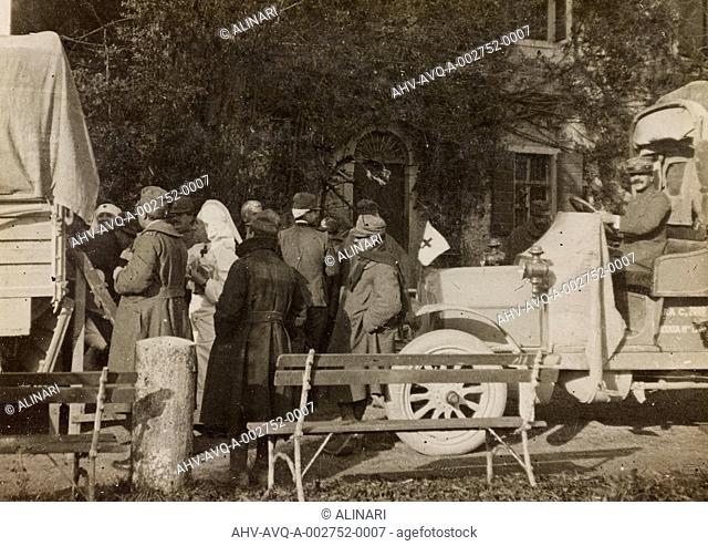 Album of the First World War in Friuli-Venezia Giulia: arrival of the wounded at Villa Brazzà, home to 17 of the Hospital of war in Soleschiano Manzano