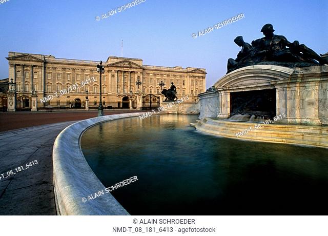 Facade of a palace, Queen Victoria Memorial, Buckingham Palace, London, England