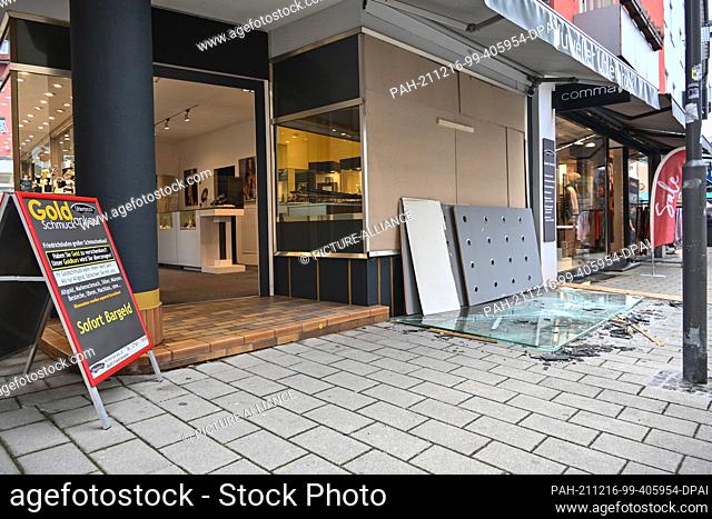 16 December 2021, Baden-Wuerttemberg, Friedrichshafen: A pane of bulletproof glass lies shattered on the ground outside a jewelry store