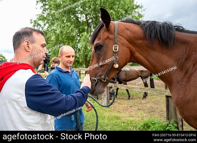 16 July 2020, Brandenburg, Hoppegarten: Bob Hanning (l), managing director of Füchse Berlin, and Roland Dzubasz, trainer for race horses