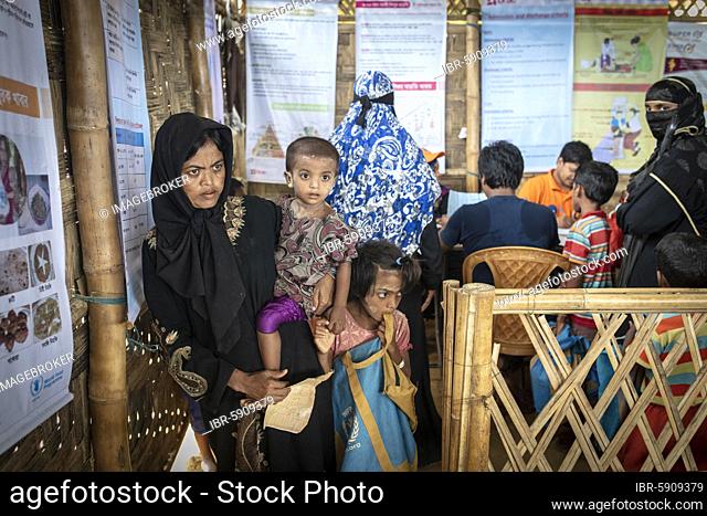 Food distribution, camp for Rohingya refugees from Myanmar, Kutupalong, Cox Bazar, Bangladesh, Asia