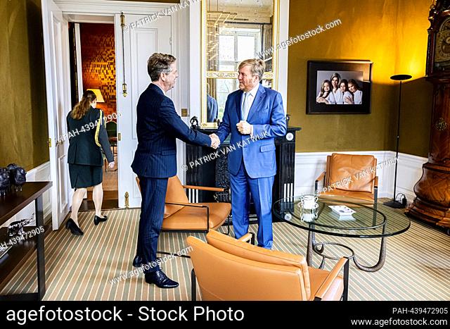 EL HAGUE, NETHERLANDS - 20 DE DICIEMBRE: El rey Willem-Alexander de Holanda da la bienvenida al nuevo presidente electo del parlamento Martin Bosma en el...