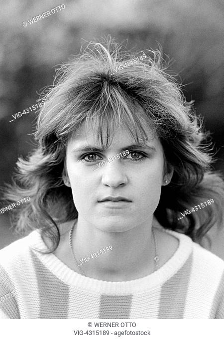DEUTSCHLAND, OBERHAUSEN, 15.04.1983, Eighties, black and white photo, people, young girl, portrait, pulli, aged 20 to 25 years, Birgit - Oberhausen