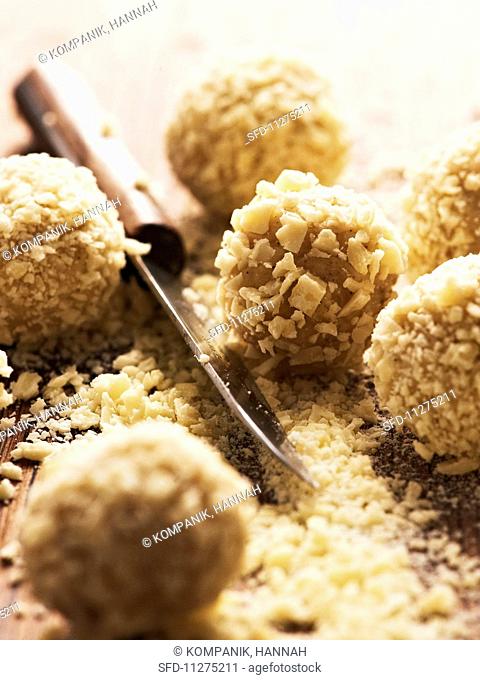 Vanilla truffles with white chocolate (close-up)