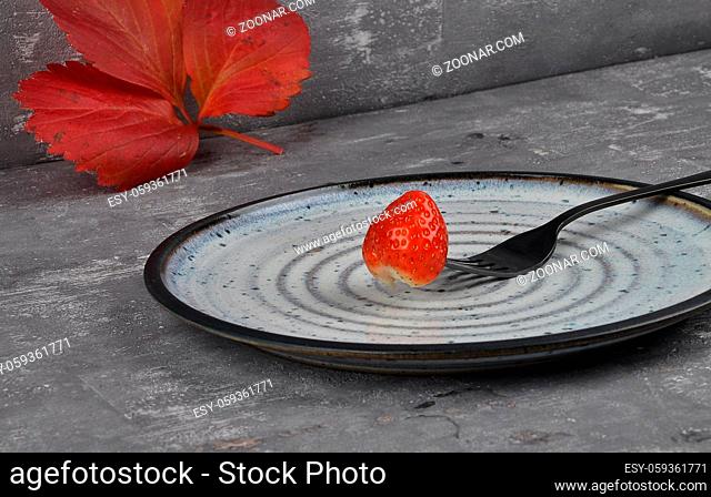 Erdbeere auf Teller - Strawberry on fork and plate