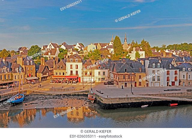 port of saint-goustan at auray at low tide