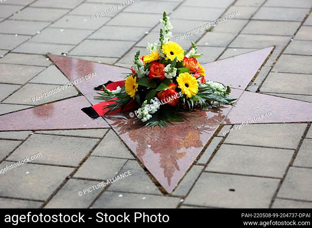 08 May 2022, Saxony-Anhalt, Halberstadt: A flower arrangement lies at the Soviet Cemetery of Honor. Representatives of various interest groups laid flowers and...