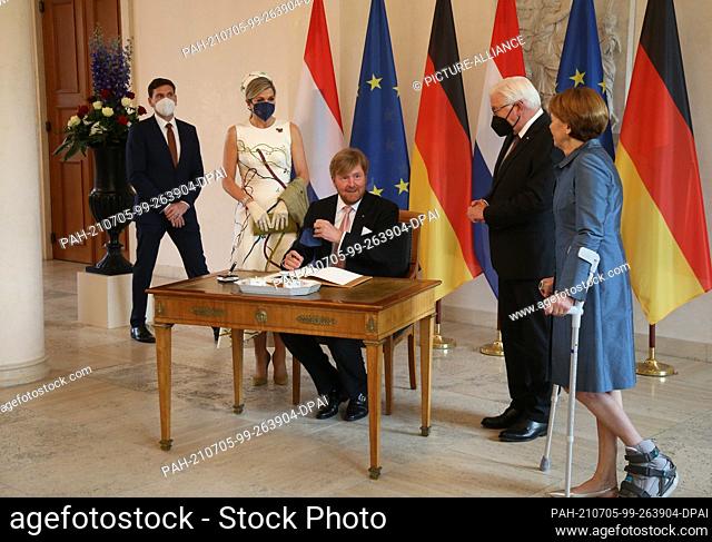 05 July 2021, Berlin: Federal President Frank-Walter Steinmeier (2nd from right) and his wife Elke Büdenbender (right) welcome King Willem-Alexander of the...