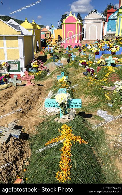 tumbas de colores, celebracion del dia de muertos en el Cementerio General, Santo Tomás Chichicastenango, República de Guatemala, América Central