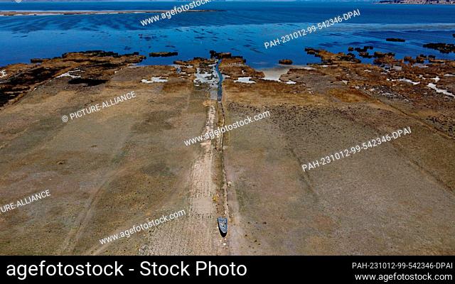 11 October 2023, Bolivia, Cojata-Insel: Low water level at Cojata Island on Lake Titicaca. Due to low rainfall and high heat